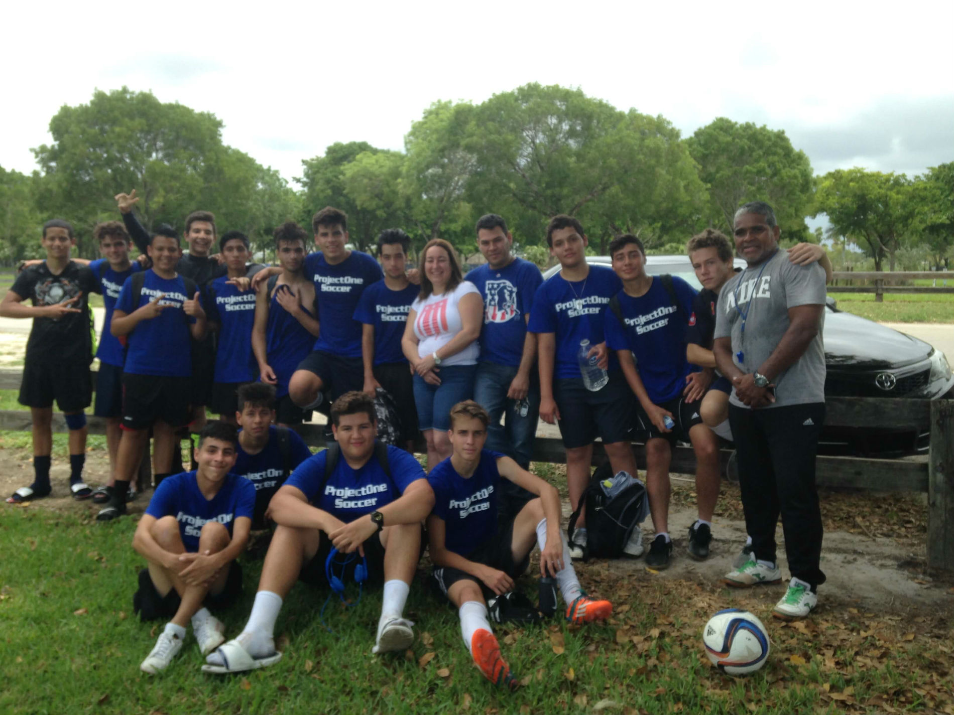 Los jugadores de la Escuela de  futbol Project One posan luego de derrotar al Parma y dedicarle el triunfo a  la madre de Alain