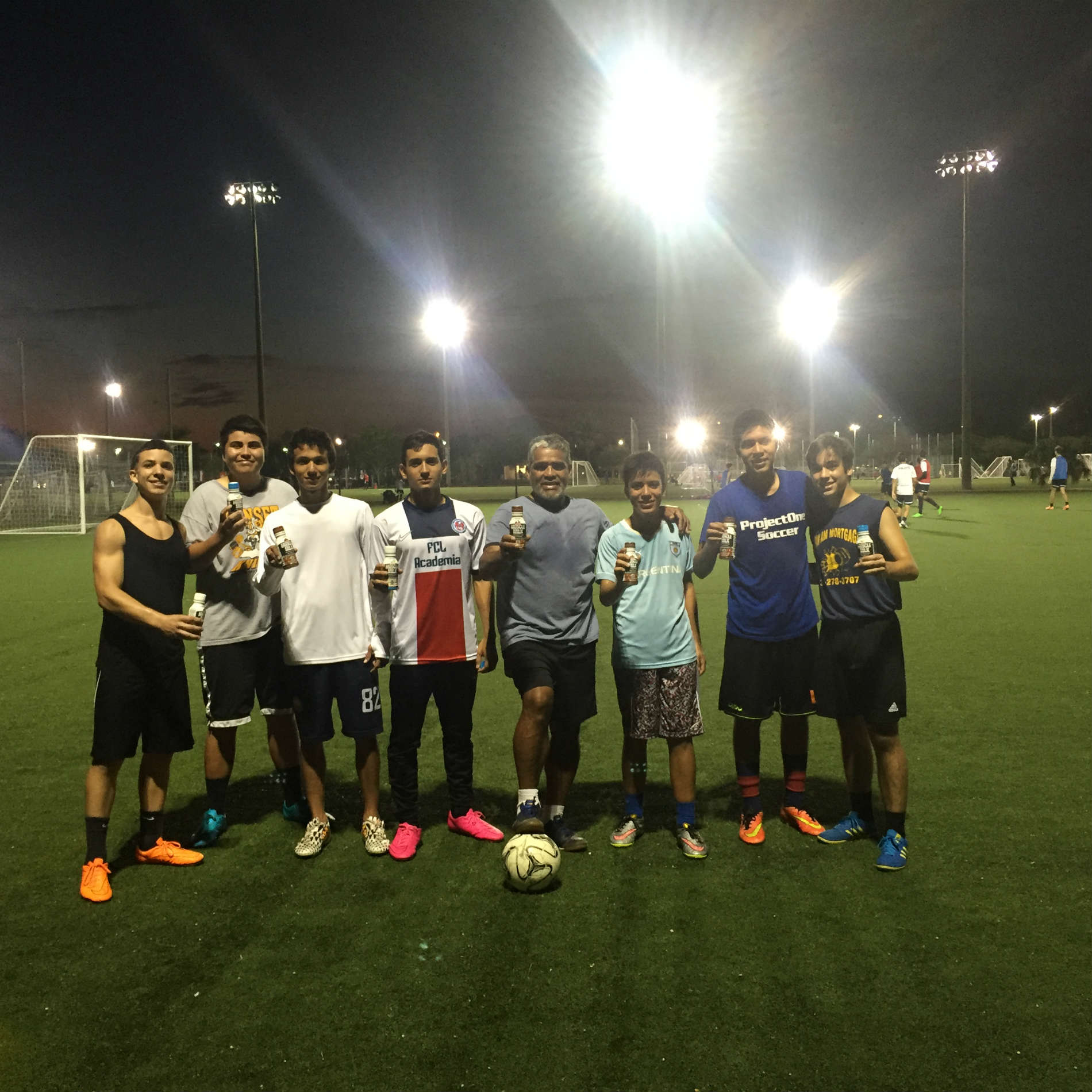 Los jugadores de la Escuela de futbol Project One Soccer School de Kendall. Posan para una reconocida marca de vitaminas.